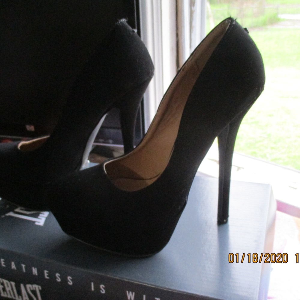 LADIES.  STILETTO .SIZE 7.. BLACK. NEW..QUPID.